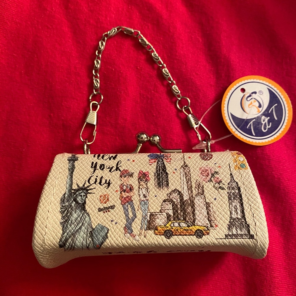 \New NYC coin purse. Opens wide for easy coin find